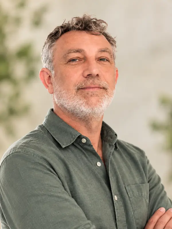 Christophe Dubourg, barbe grise et chemise kaki, membre du bureau de la compagnie de théâtre DMDA en PACA