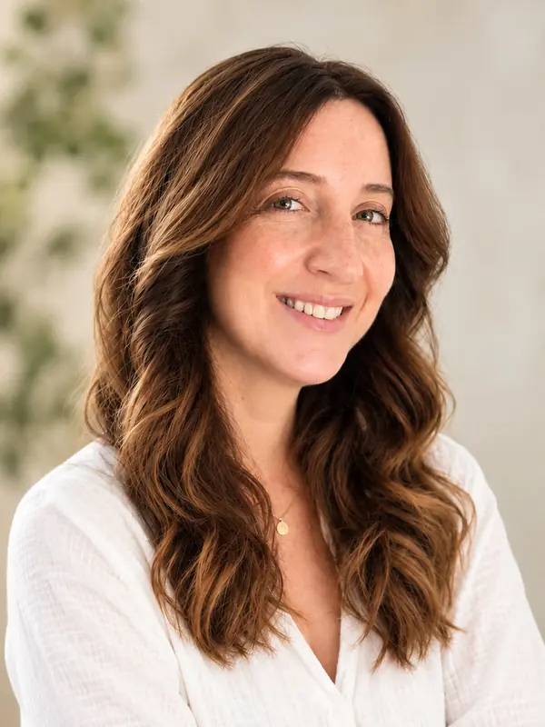 Julietta Dubourg, souriante en chemise blanche, membre du bureau de la compagnie de théâtre DMDA en PACA