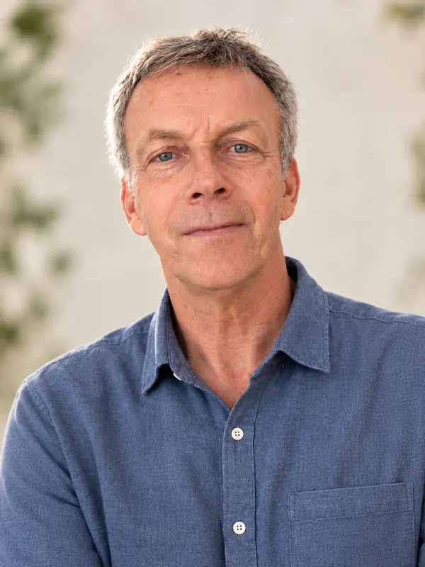 Patrice Pottier, chemise bleue et regard posé, membre du bureau de la compagnie de théâtre DMDA en PACA