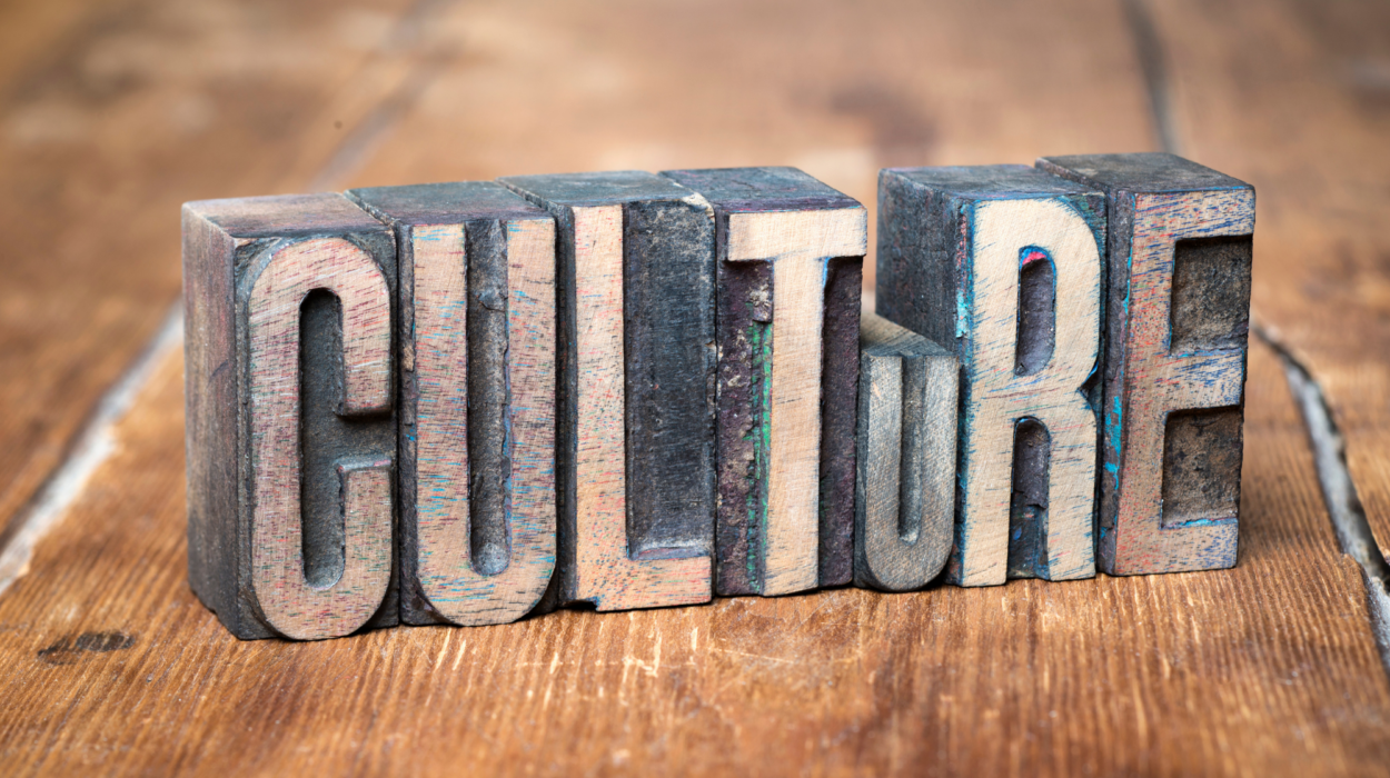 Le mot CULTURE composé de lettres en bois sur une table.