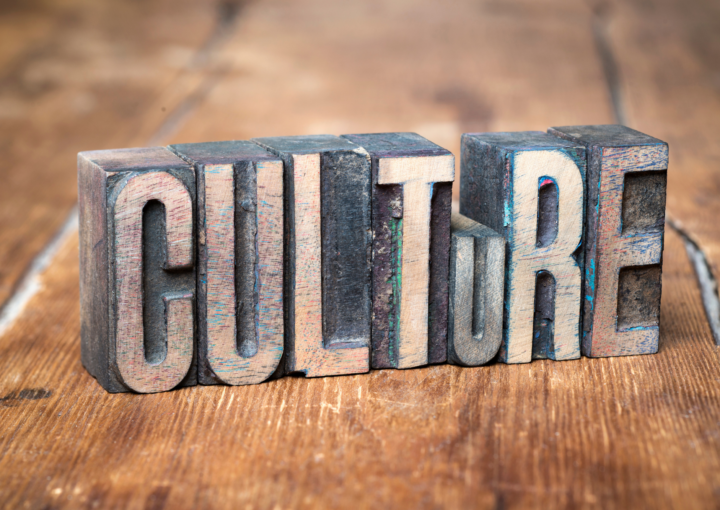 Le mot CULTURE composé de lettres en bois sur une table.